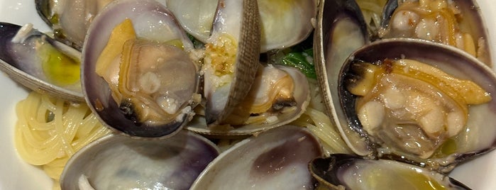 Fish House Oyster Bar is one of The 15 Best Places for Oysters in Tokyo.