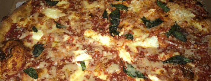 Artichoke Basille's Pizza is one of สถานที่ที่ Nicole ถูกใจ.