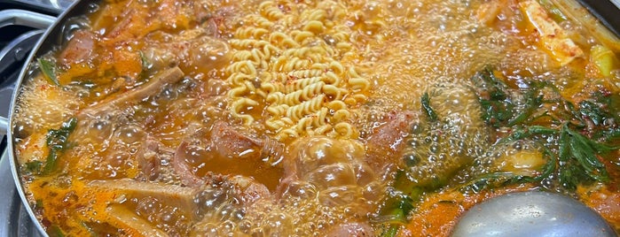 신서방부대고기 is one of Korean foods.