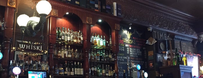 Whiski Bar & Restaurant is one of Lugares favoritos de B. Aaron.