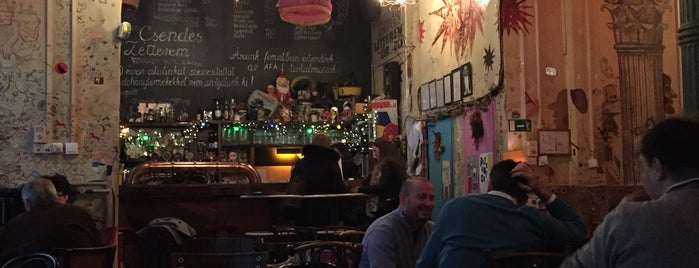 Csendes Vintage Bar & Cafe is one of Lugares favoritos de B. Aaron.