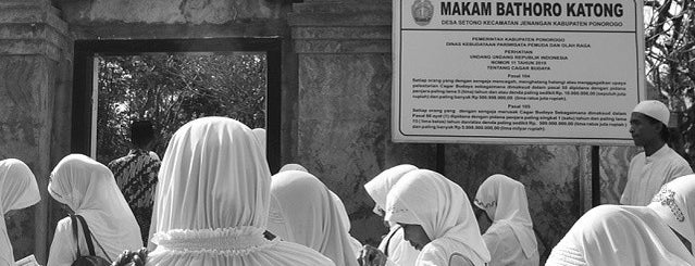 Makam Batoro Katong is one of Wisata Religi Spiritual dan Keyakinan Jawa Timur.