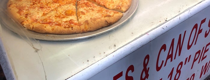 99¢ Fresh Pizza is one of สถานที่ที่ Lillian ถูกใจ.