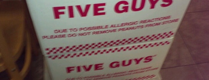 Five Guys is one of Heidiさんのお気に入りスポット.
