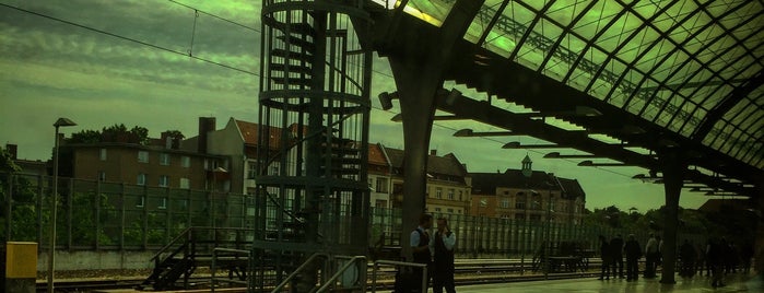 สถานีรถไฟกลางเบอร์ลิน is one of สถานที่ที่ 103372 ถูกใจ.