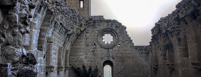 Bellapais Monastery is one of Lugares favoritos de 103372.