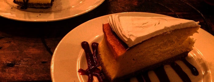 Cafe Ponte Cheesecake House is one of Posti che sono piaciuti a 103372.