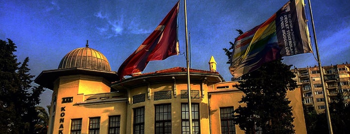 İzmir Devlet Tiyatrosu is one of Lugares favoritos de 103372.