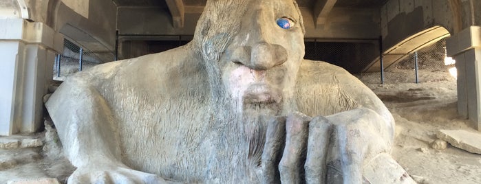 The Fremont Troll is one of Lugares favoritos de George.