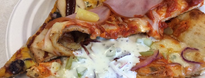Dewey's Pizza is one of George : понравившиеся места.