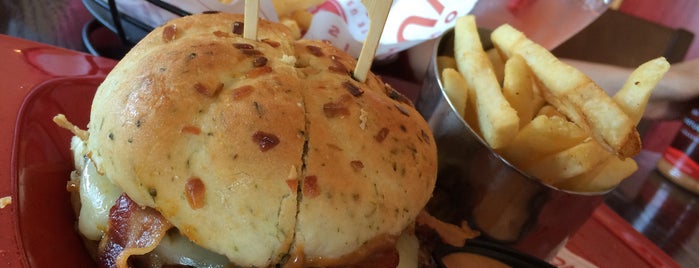 Red Robin Gourmet Burgers and Brews is one of Posti che sono piaciuti a George.