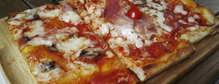 Pizza Quadra is one of Zsuzsannaさんの保存済みスポット.