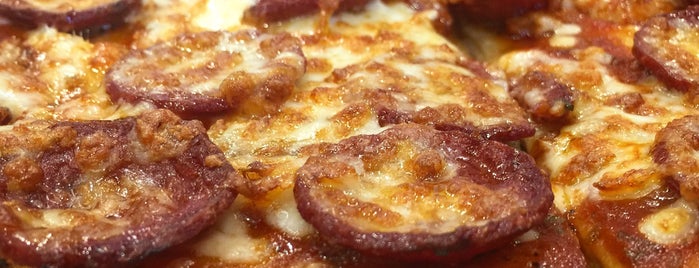 PizzaLazza Ümraniye is one of Posti che sono piaciuti a Gulden.