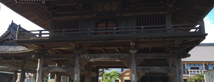 豊川稲荷 山門 is one of Lugares favoritos de Masahiro.