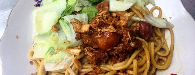 Mi ayam goreng is one of Lugares favoritos de Ammyta.