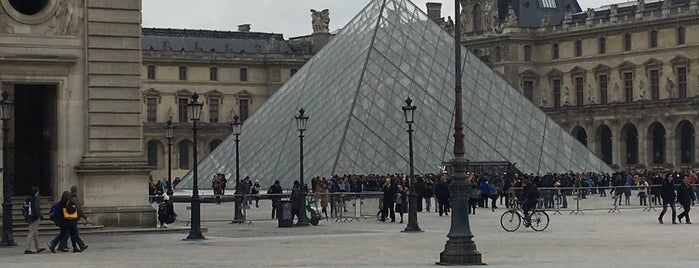 Louvre is one of Orte, die Bee gefallen.