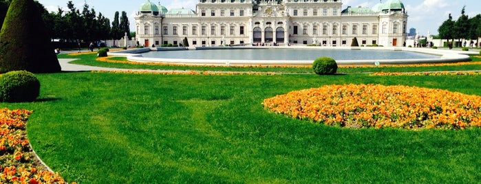 Schlossgarten Belvedere is one of das grüne.