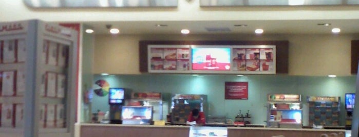 Cinemark is one of lugares favoritos.