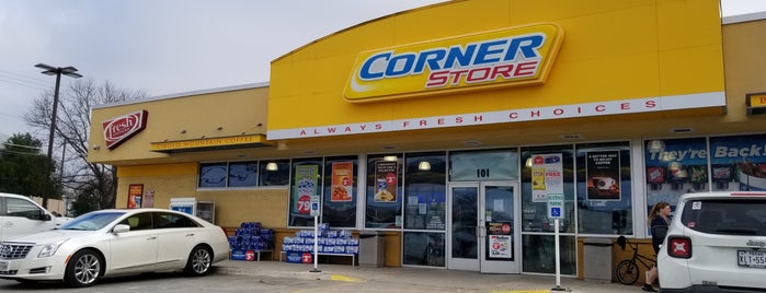 Corner Store is one of Tempat yang Disukai Mike.