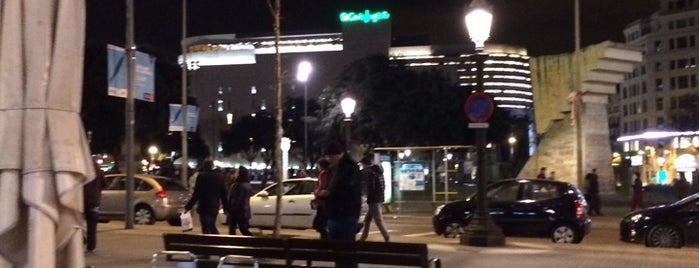 Plaza de Cataluña is one of Lugares favoritos de Run The.