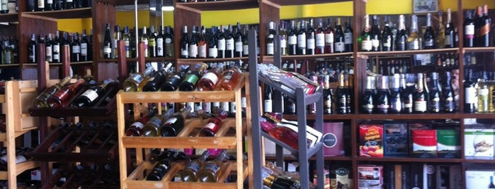 The Wine Shop is one of Orte, die Ilya gefallen.