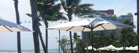 Luna Lanai Beach Bar is one of Tempat yang Disukai Anthony.
