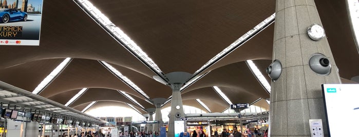 Aeropuerto Internacional de Kuala Lumpur (KUL) is one of Lugares favoritos de Tawseef.