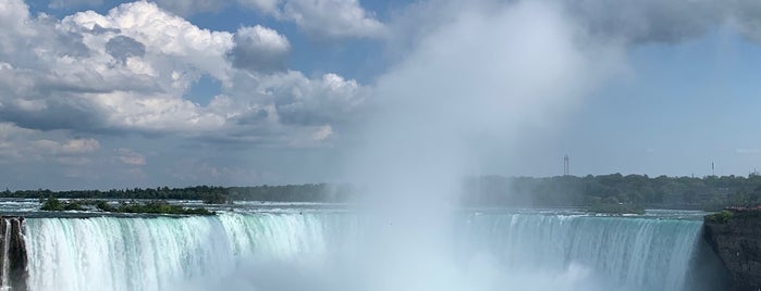 Niagara Falls (Canadian Side) is one of Lugares favoritos de Tawseef.