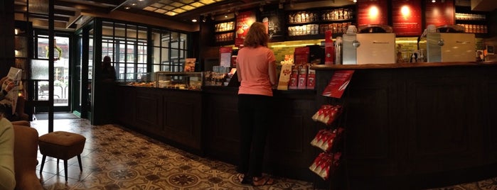 Starbucks is one of Lieux qui ont plu à Daniela.