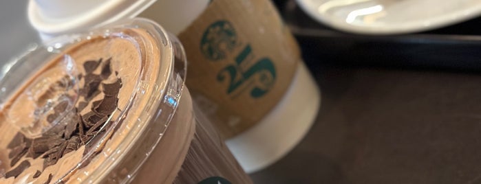 Starbucks is one of H & Nさんのお気に入りスポット.