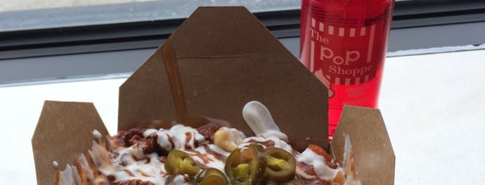 Smoke's Poutinerie is one of Lugares favoritos de Chad.