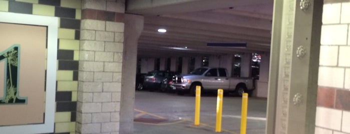 Memorial Parking Garage is one of P : понравившиеся места.