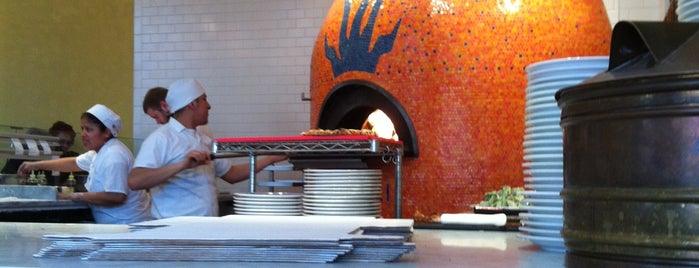 Punch Neapolitan Pizza is one of Lugares favoritos de Elizabeth.