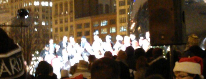 Caroling At Cloudgate is one of สถานที่ที่ Andrew ถูกใจ.