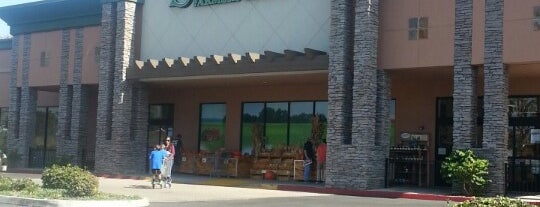 Sprouts Farmers Market is one of Locais curtidos por chris.