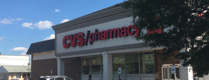 CVS pharmacy is one of สถานที่ที่ Dino ถูกใจ.