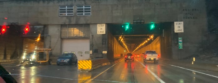 Squirrel Hill Tunnel is one of Stephanieさんのお気に入りスポット.