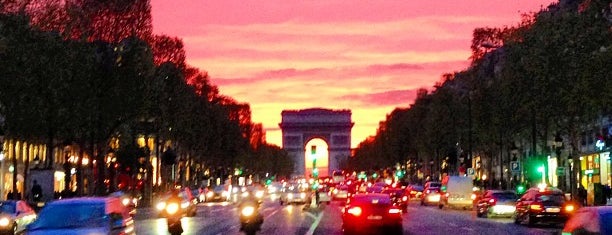 Avenue des Champs-Élysées is one of Lugares donde estuve en el exterior.