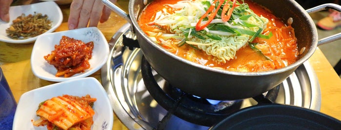 심슨탕 부대찌개 is one of Korean foods.