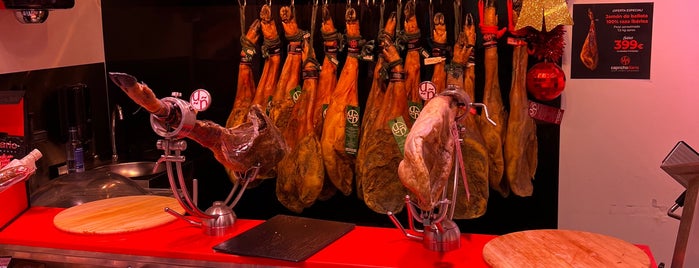 Museo Del Jamón is one of Eat Madrid.