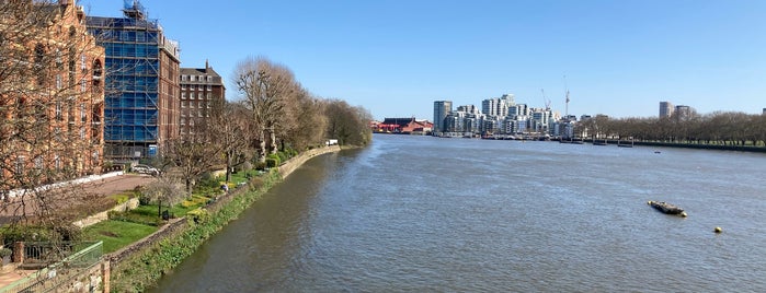 Fulham Railway Bridge is one of London's river crossings.