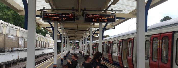 Richmond London Underground and London Overground Station is one of Grant'ın Beğendiği Mekanlar.