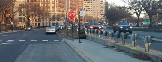 CTA Bus Stop 1062 is one of Lieux qui ont plu à Robert.