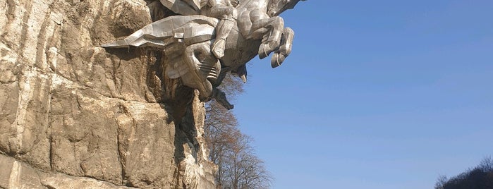 Памятник Святому Георгию is one of สถานที่ที่ Sos ถูกใจ.