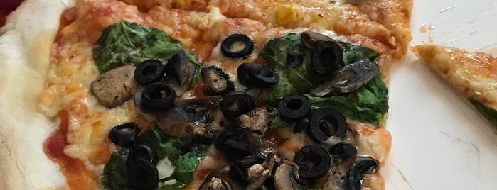 Sim's  Pizza is one of Lugares favoritos de Pax.