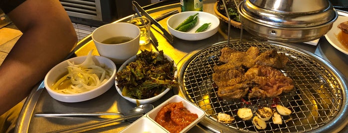 돼지갈비와 돼지껍데기 is one of Korea Food.