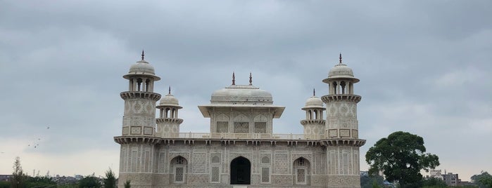 Tomb of Itimad ud Daulah | Baby Taj is one of สถานที่ที่ Gustavo ถูกใจ.