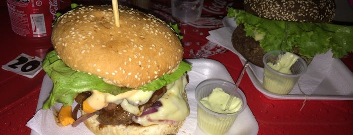 Black Burger is one of Lieux qui ont plu à Gustavo.