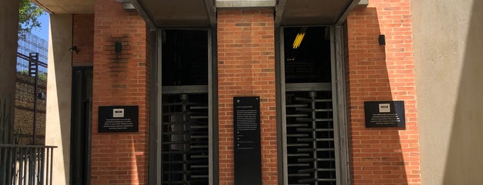 Apartheid Museum is one of สถานที่ที่ Gustavo ถูกใจ.