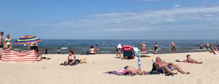 Wejście na plażę po czerwonym dywanie is one of wakacje.